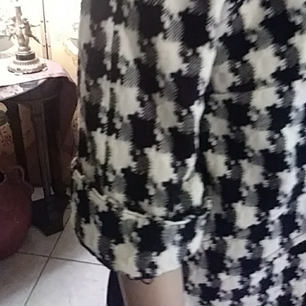 SALE. Black and white crop blazer - Picture 3 of 4